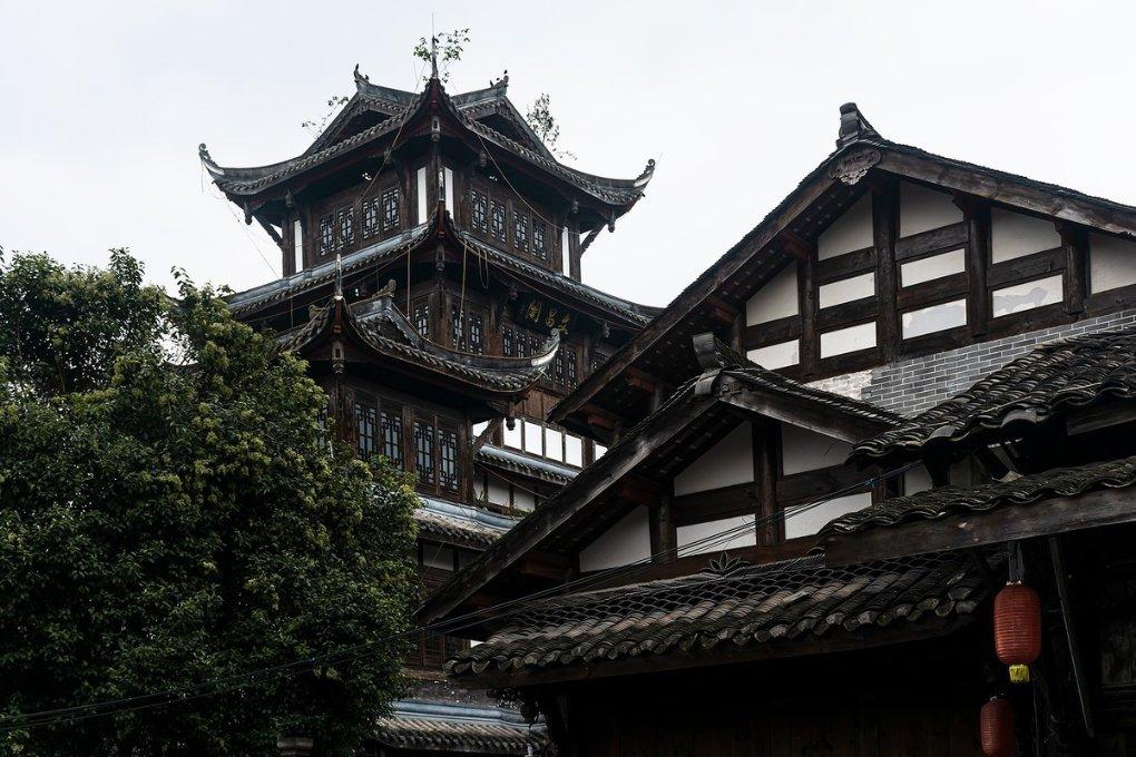 逃离黑与白的房间